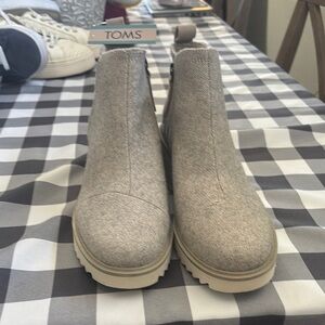 TOMS Women's Gray Ankle Boots NWT. Size 10
